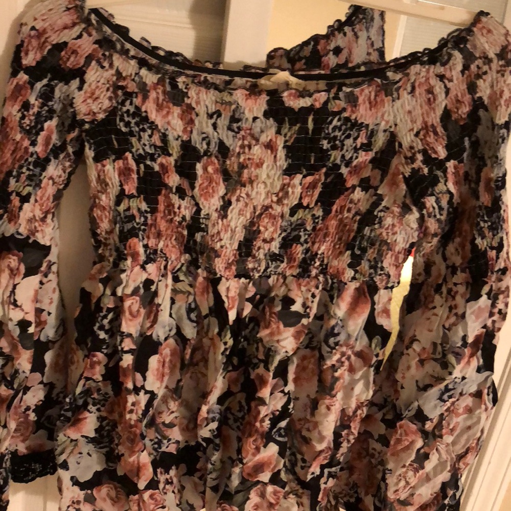BRAND NEW floral off the shoulder bell sleeve top - Picture 8 of 8